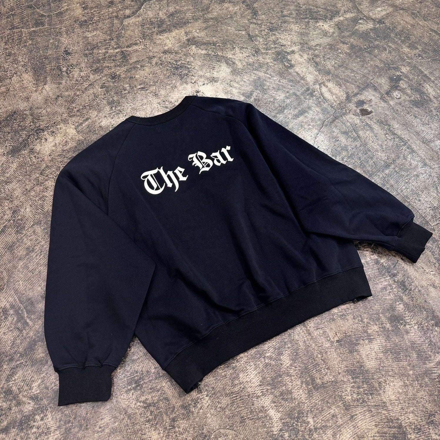THE BAR x WIZZARD PRINT SIDE ZIP SWEAT "THE BAR LOGO" #BLACK