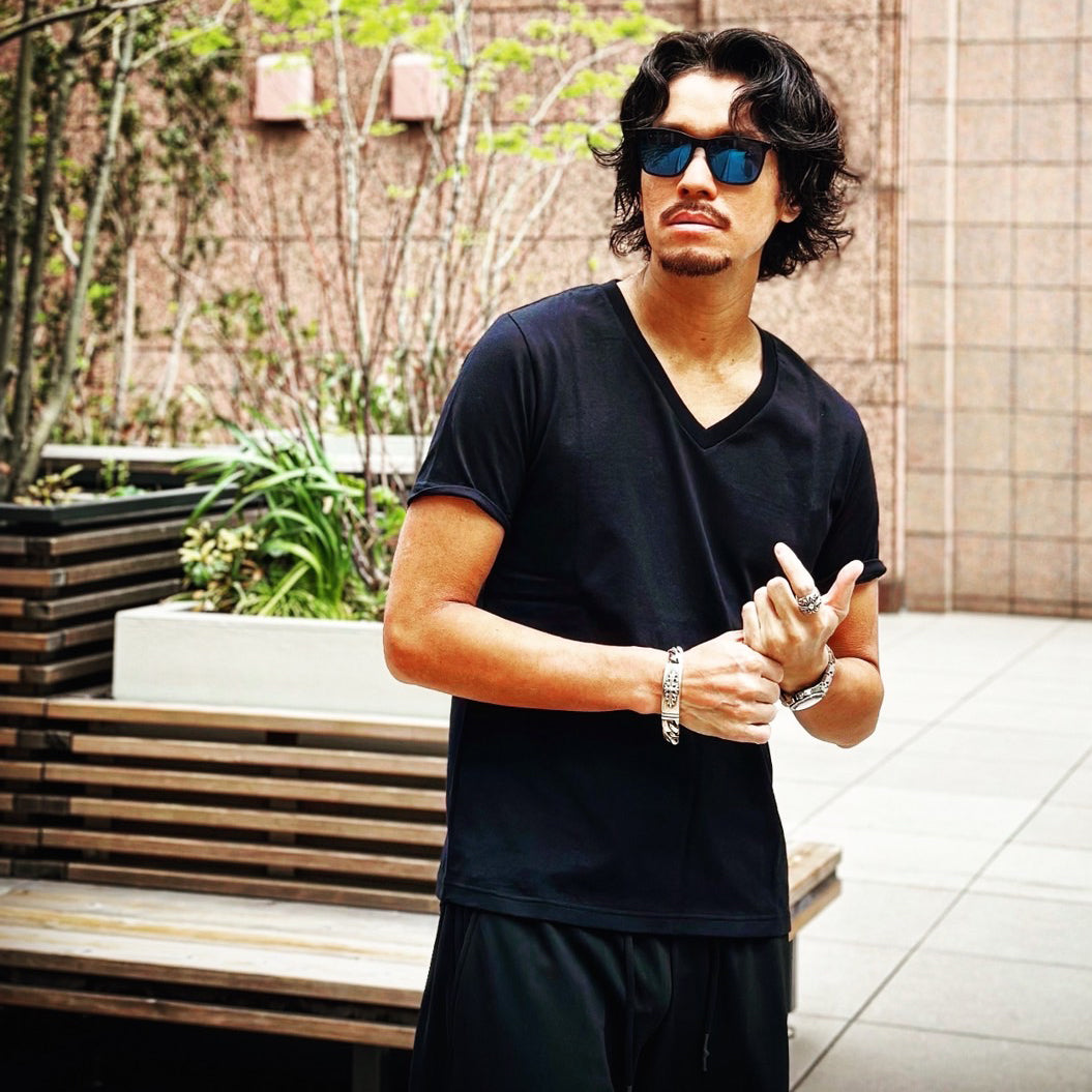 干場×サトシーノ コラボブランド】VネックTシャツ「T-4」#BLACK – THE BAR