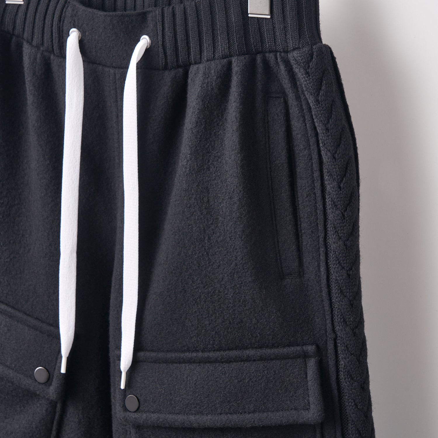 Wool felt cable short pants Black