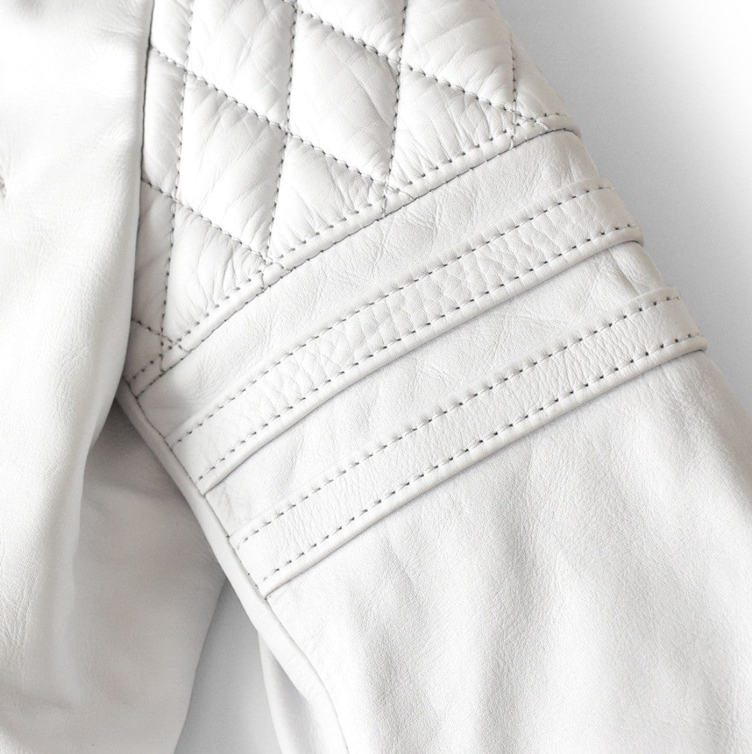 THE BAR限定&着数限定販売】 WHITE COW LEATHER Ver. WHITE