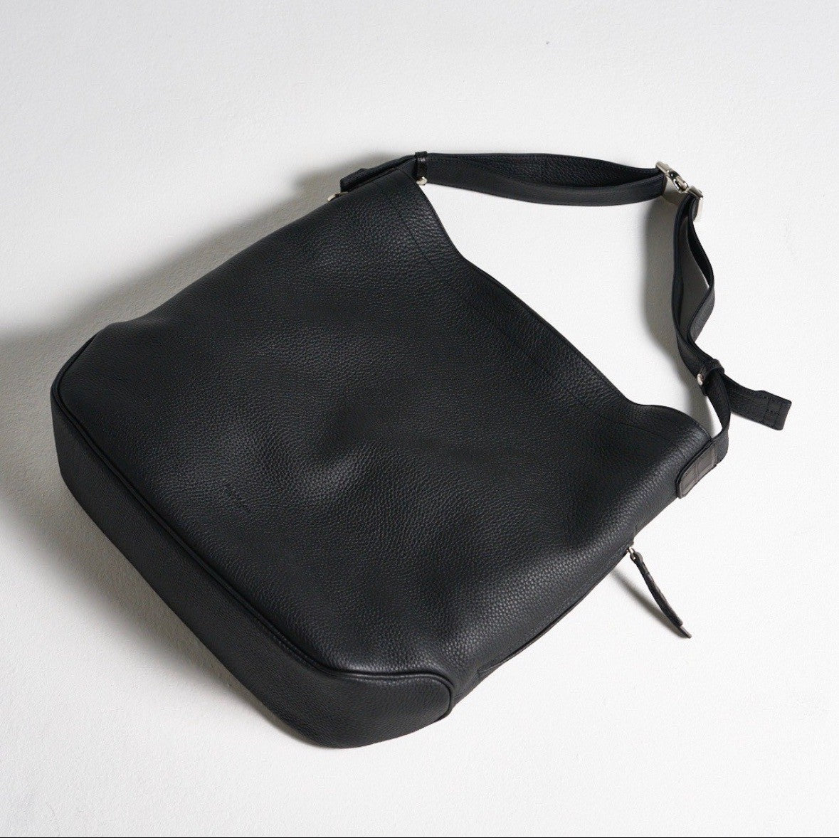 HERGOPÖCH ブラックレザー ショルダーバッグ THE BAR 完全別注】アジャスタブルショルダーバッグ「Touch」